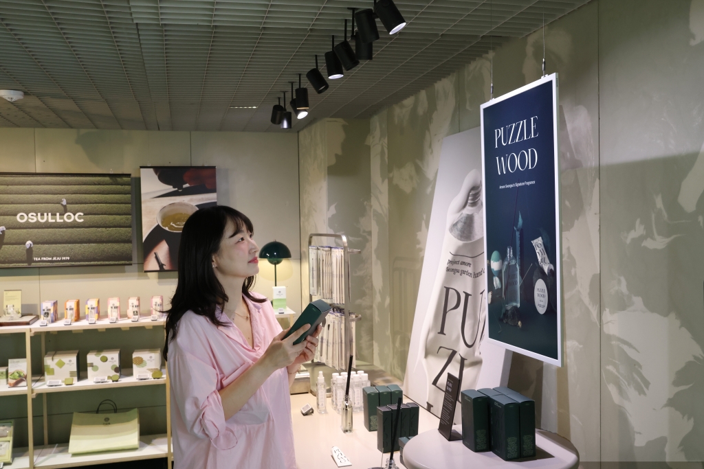 [Interview] Samsung Color E-Paper x Amore Seongsu: Preserving the Authentic Beauty of Spaces