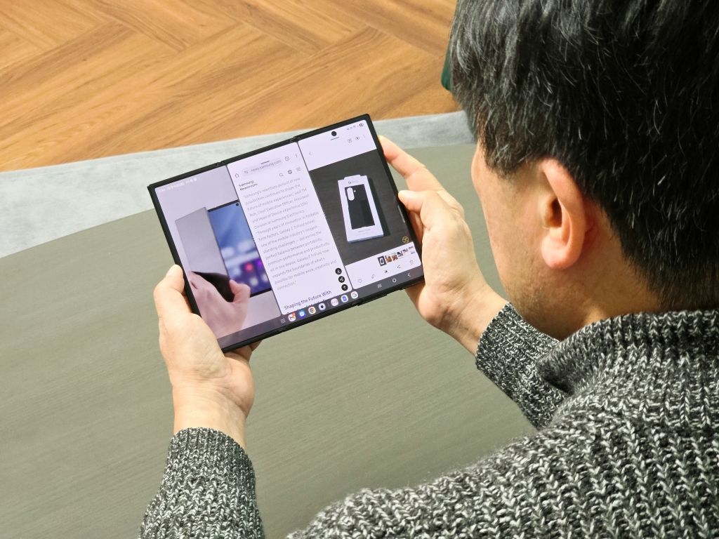 [Interview] ‘I Came to Korea for This’: A Journalist With 1,800 Phones on Galaxy Z TriFold