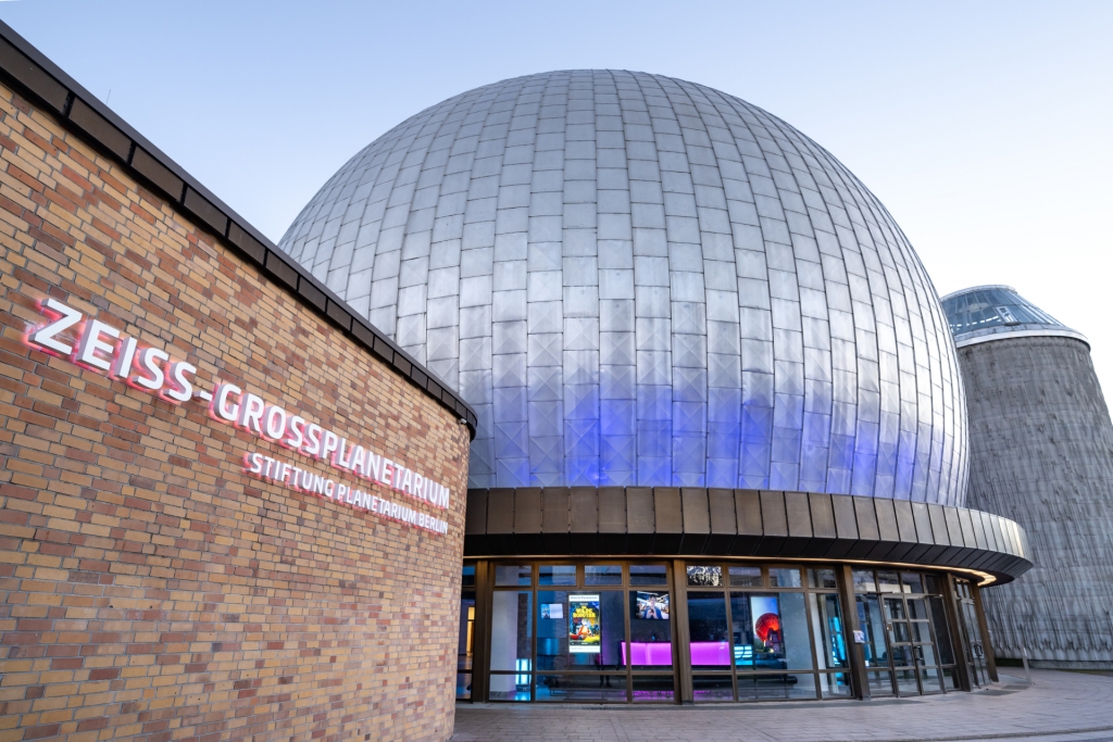 [Video] Samsung Transforms Berlin Planetarium With Immersive LED Installation