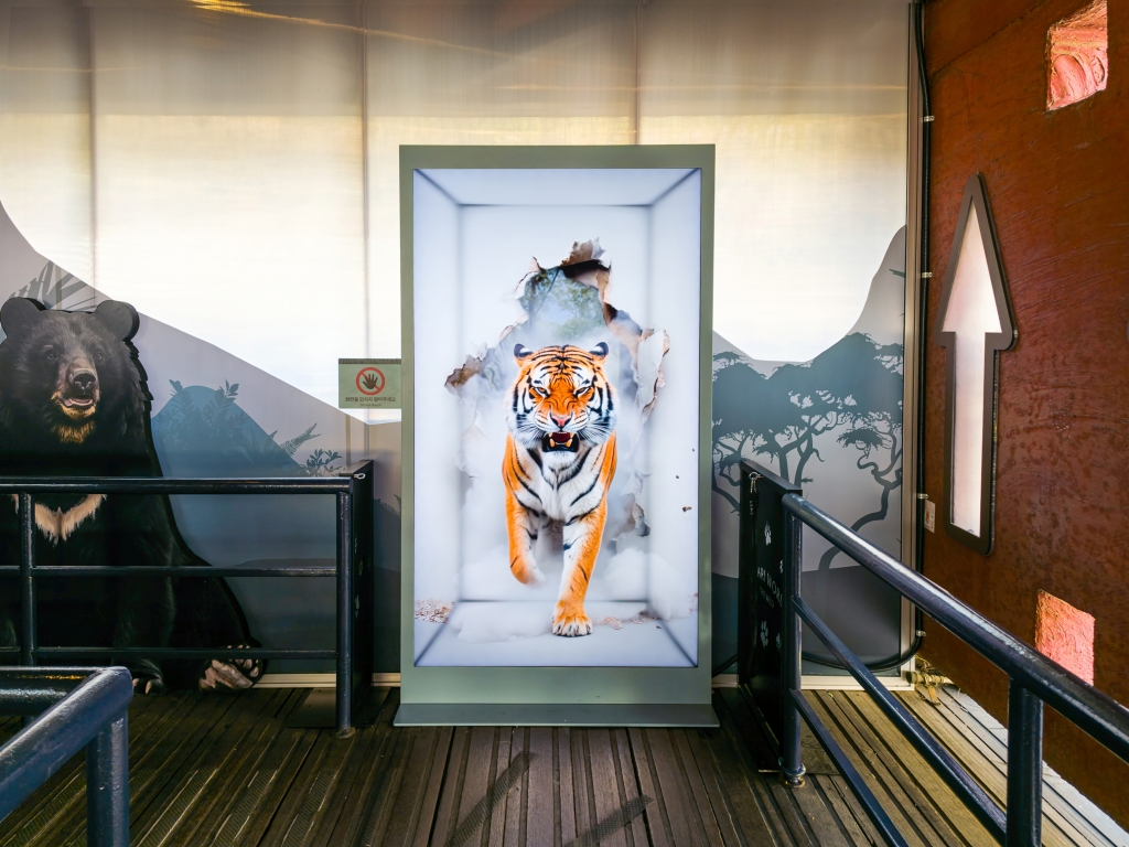 [Video] How Samsung’s Spatial Signage Transforms the Attraction Queue Into an Immersive Safari Experience at Everland