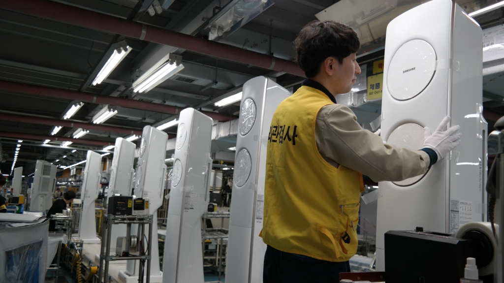 프리미엄 생산라인 이상무! 바람없는 무풍에어컨, 신바람나게 생산중 (1)