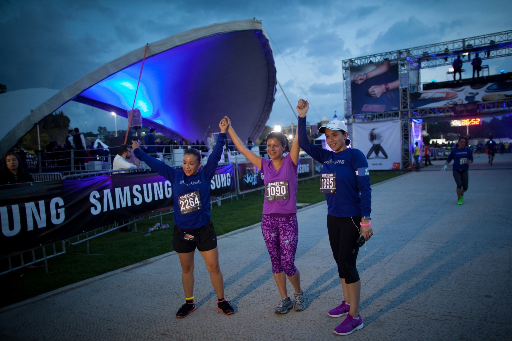 삼성전자, 멕시코서 웨어러블 3종 출시 기념 '나이트 런(Night Run)' 행사 개최