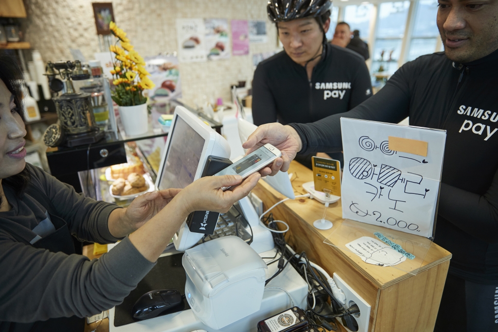 서울-부산 사이클로 종주하며 삼성 페이로 결제하는 '삼성 페이 온더 로드' 진행
