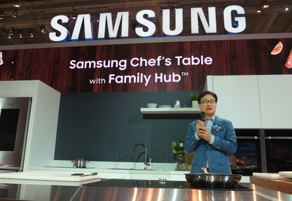 삼성전자, ‘셰프의 테이블’ 쿠킹쇼에서 유럽향 ‘패밀리 허브’ 신제품 공개