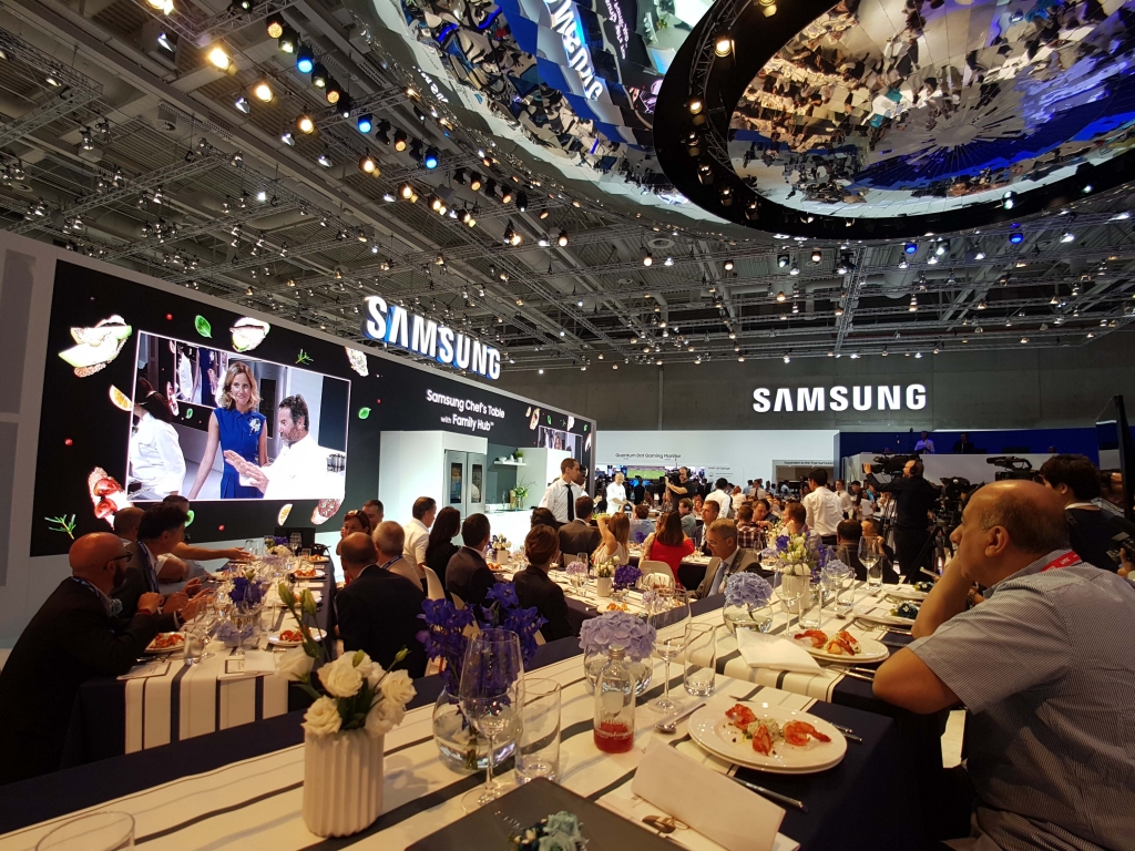 삼성전자, ‘셰프의 테이블’ 쿠킹쇼에서 유럽향 ‘패밀리 허브’ 신제품 공개