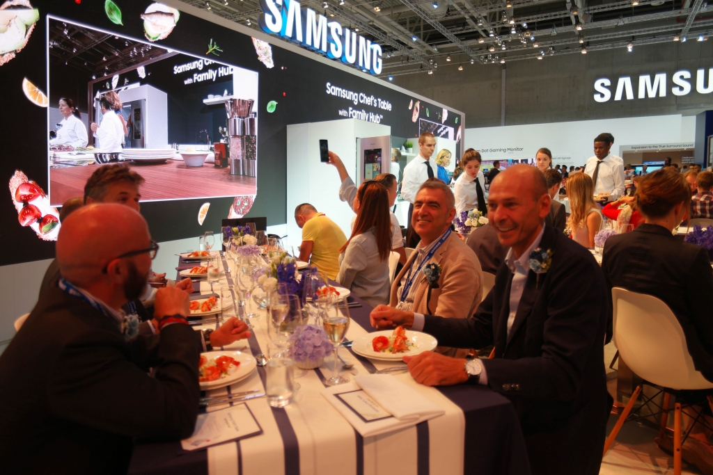 삼성전자, ‘셰프의 테이블’ 쿠킹쇼에서 유럽향 ‘패밀리 허브’ 신제품 공개