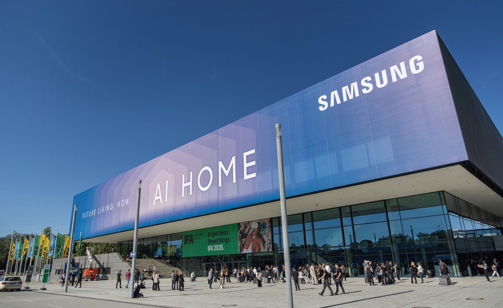 IFA 2025 관람객 맞이하는 삼성전자
