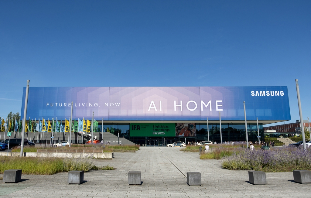 IFA 2025 관람객 맞이하는 삼성전자