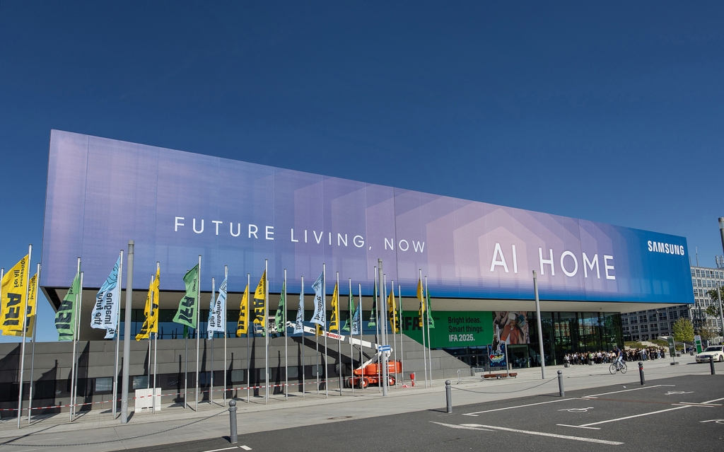 IFA 2025 관람객 맞이하는 삼성전자