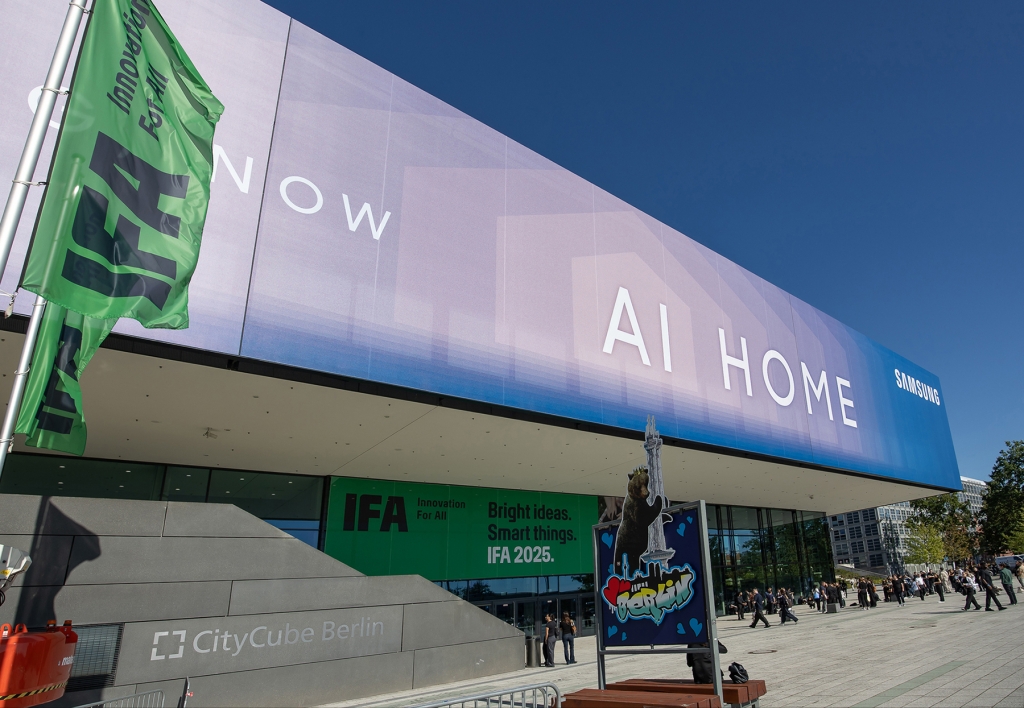 IFA 2025 관람객 맞이하는 삼성전자