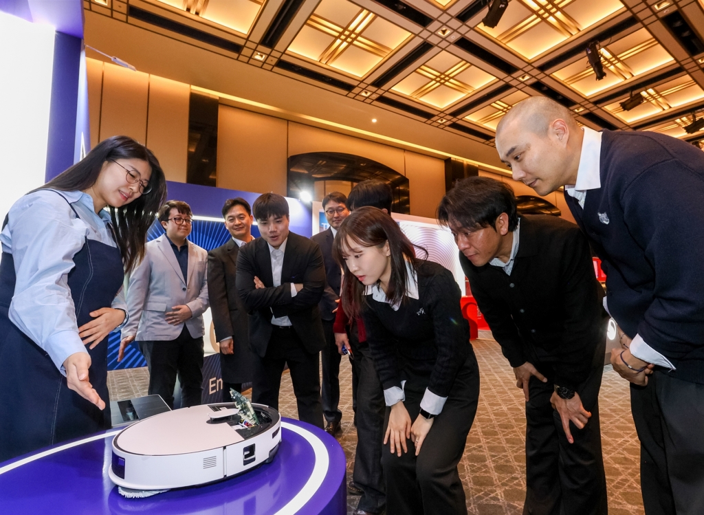 삼성전자, 주한미국상공회의소 행사서 2026년형 ‘비스포크 AI 스팀’ 로봇청소기 시연