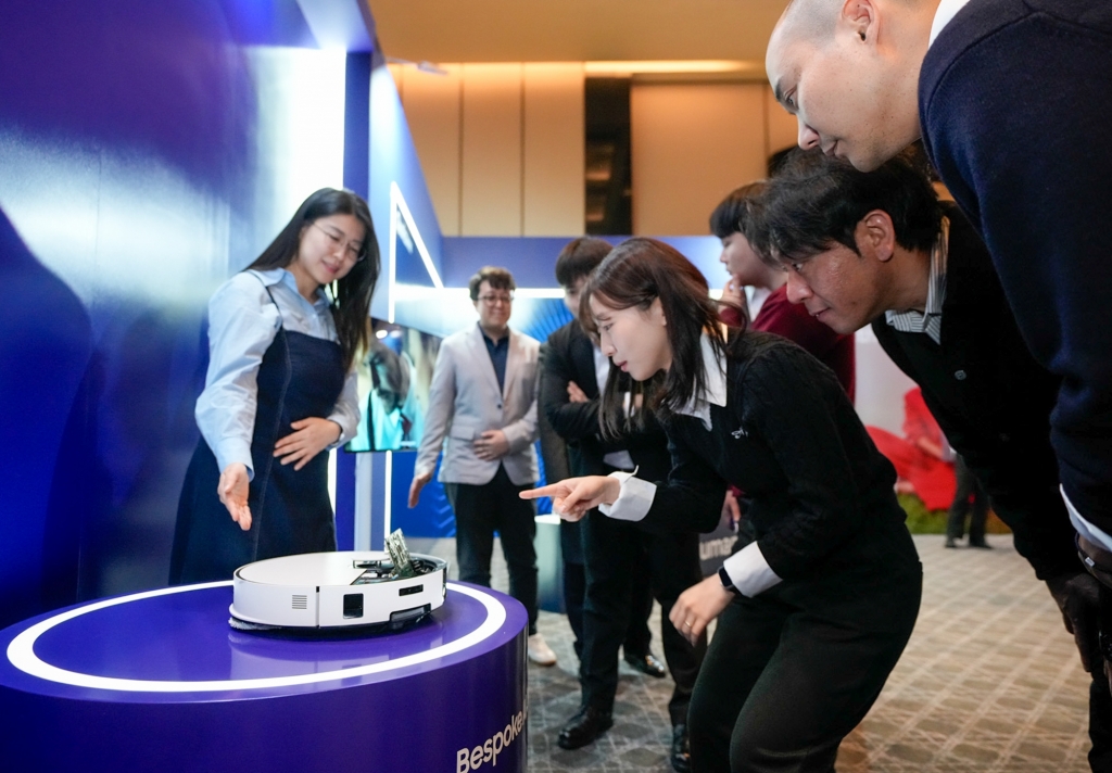 삼성전자, 주한미국상공회의소 행사서 2026년형 ‘비스포크 AI 스팀’ 로봇청소기 시연