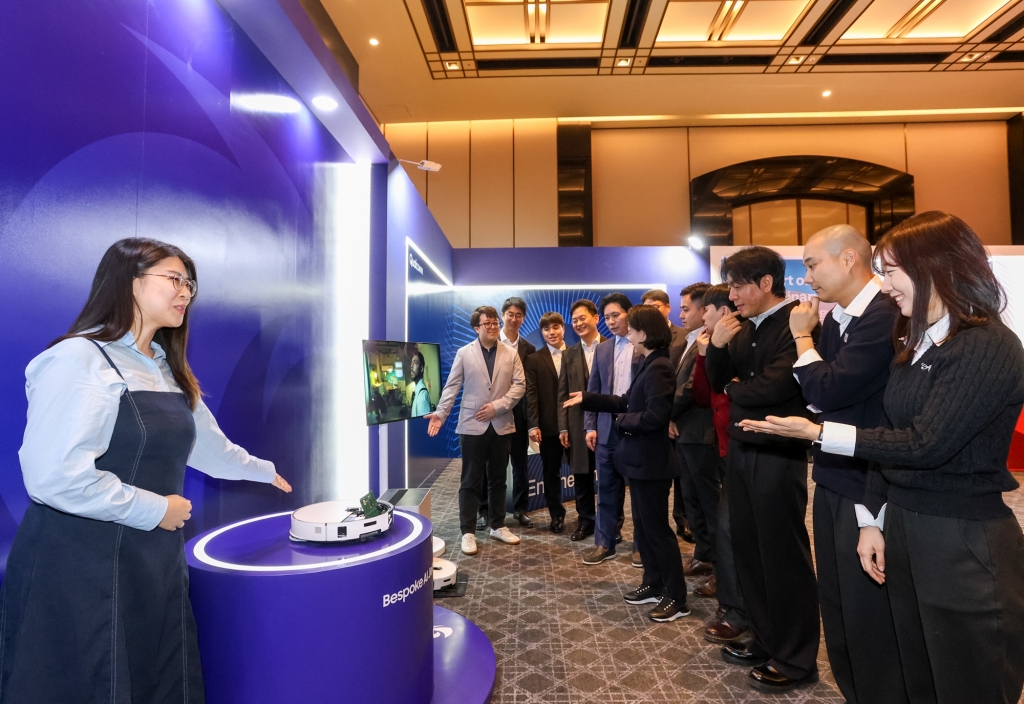 삼성전자, 주한미국상공회의소 행사서 2026년형 ‘비스포크 AI 스팀’ 로봇청소기 시연